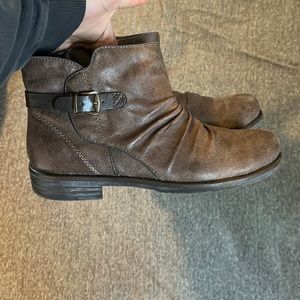 Distressed baretraps boots